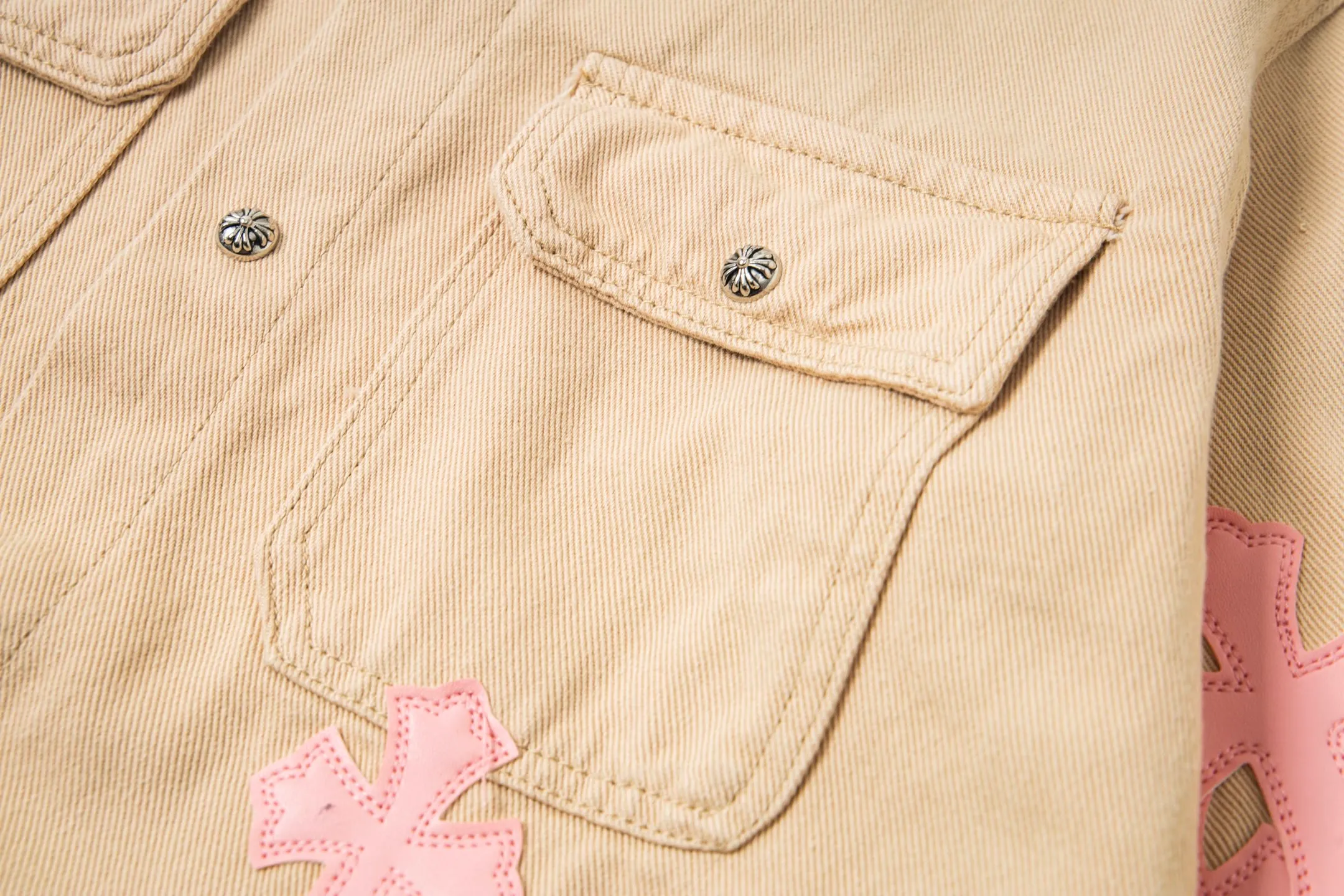 P260 ChromeHearts/Chrome Hearts ch cherry blossom pink checkerboard patchwork leather jacket. If you are obsessed with ChromeHearts, you can check it out. The same style for celebrities. Chrome Hearts is a very representative shirt jacket. The upper body of both men and women is really amazing, and it is the same style as Yu Shuxin and Angelababy! Recommended loose style for girls, super sweet! As soon as you go out, you will turn heads‼ ️This jacket is really eye-catching. Style number: 1717# (same style pants are available) Color: Khaki Size: S M L XL